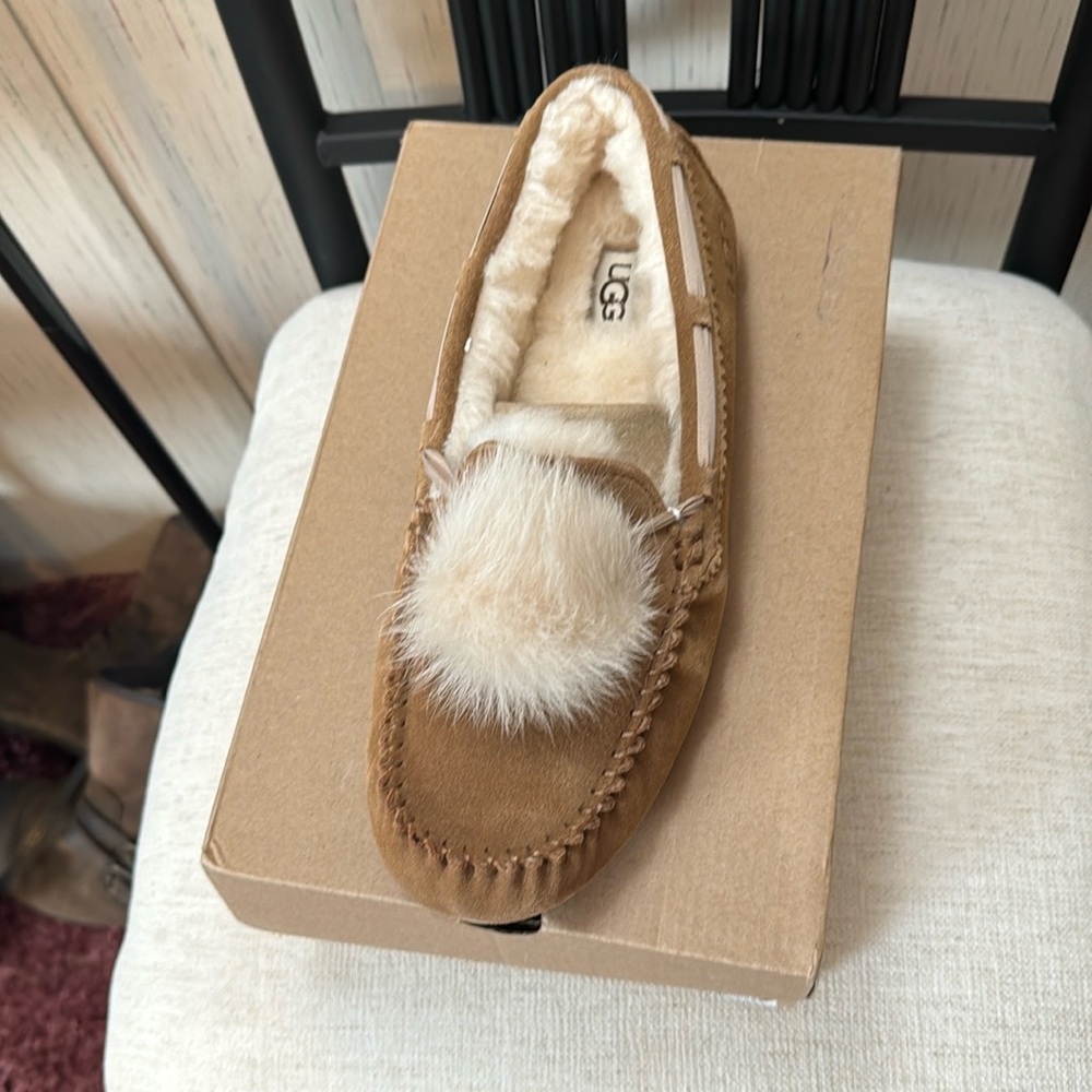 Ugg Dakota genuine shearling pompom slipper New with box size 9